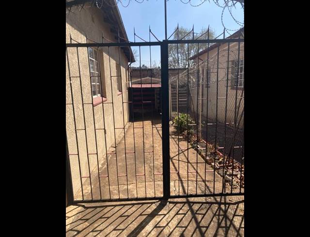 4 BEDROOM HOUSE FOR SALE IN BEZUIDENHOUT VALLEY
